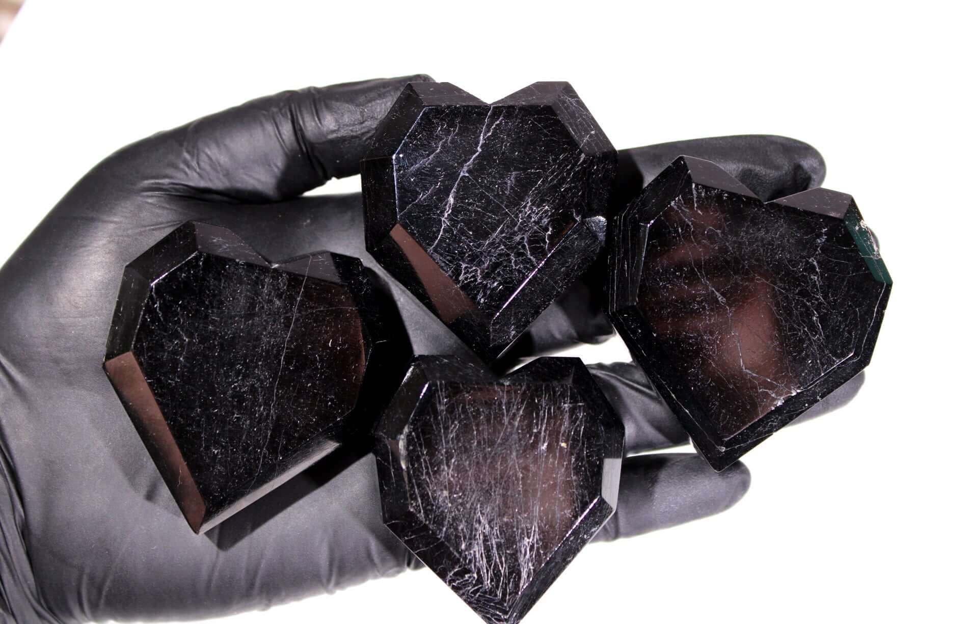 Corazones facetadas de turmalina negra